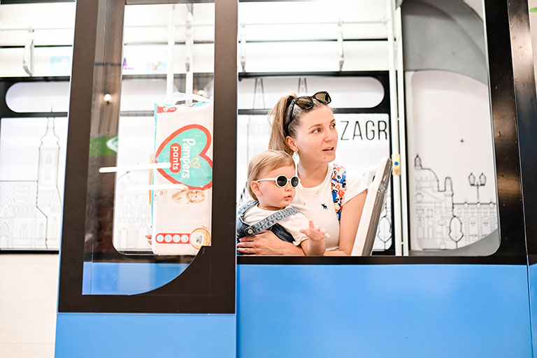 Pampers mama i beba u tramvaju